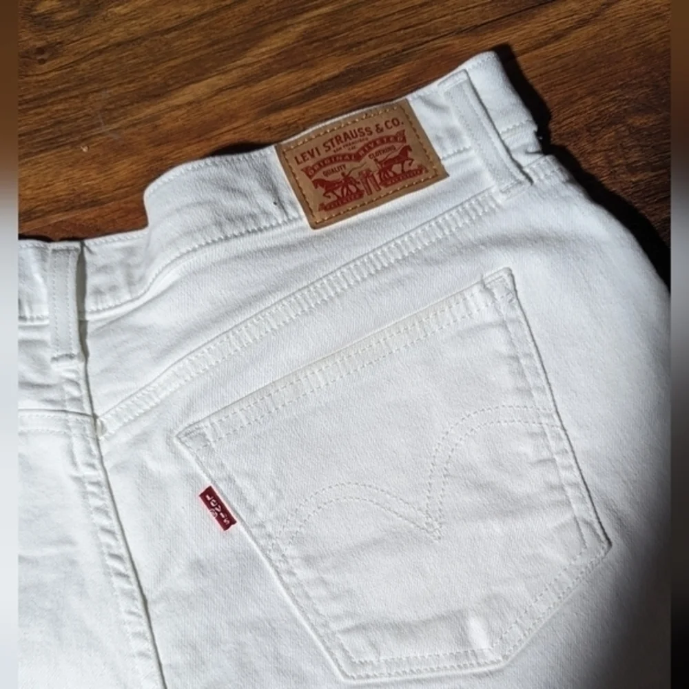 Levis Shorts Women's 32 White Mid Length High‎ Rise Bermuda Denim Shorts Solid